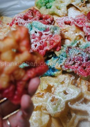 A picture of Persian rosette cookies (Noon Panjereh).