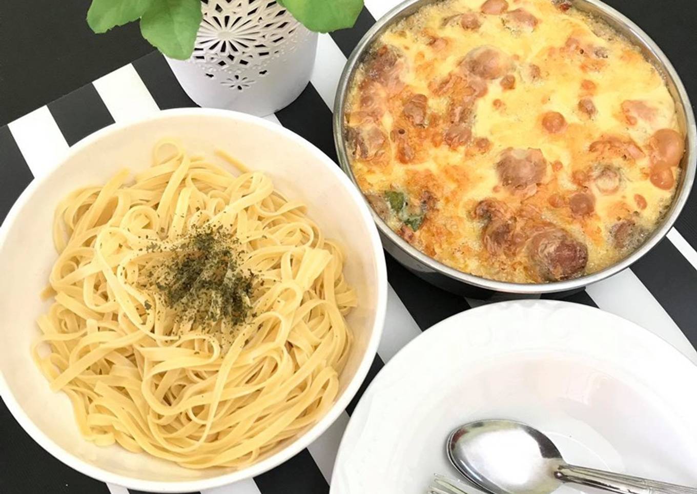 Baked fettuccine with meat and carbonated cheese