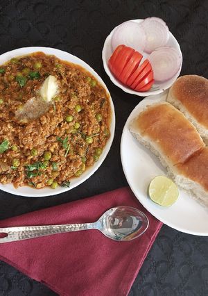 मटण खिमा मटार (पाव) (Mutton Keema Matar Pav Recipe In Marathi) रेसिपी चे मुख्य फोटो