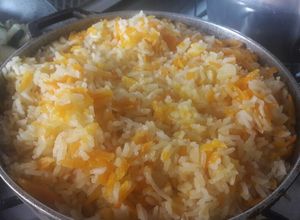 Una foto de Arroz con zanahoria, ajo y cebolla blanca