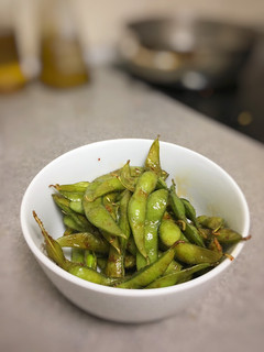 Una foto de Snack de edamame salteado con soja dulce