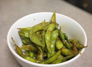 Una foto de Snack de edamame salteado con soja dulce