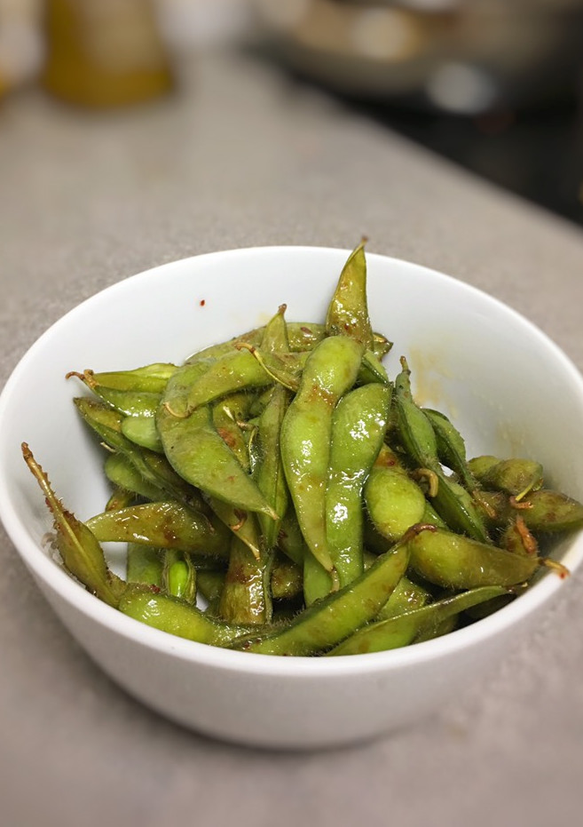Una foto de Snack de edamame salteado con soja dulce