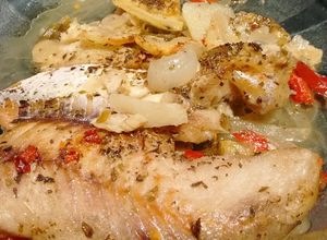 Una foto de Pescado sobre colchón de verduras y tapado con papas gratinadas