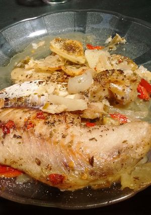 Una foto de Pescado sobre colchón de verduras y tapado con papas gratinadas