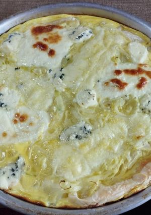 Una foto de Tarta de cebolla con una tapa, 2 quesos y sin aceite