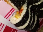 Una foto de arroz huevo sushi