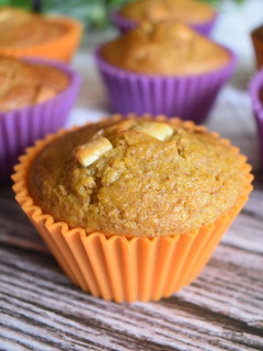 Una foto de Muffins de calabaza y chocolate blanco