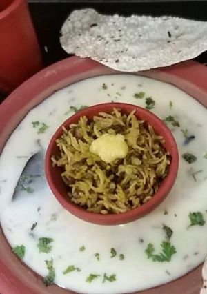 કઢી ખીચડી (Kadhi Khichdi Recipe In Gujarati) રેસીપી મુખ્ય ફોટો
