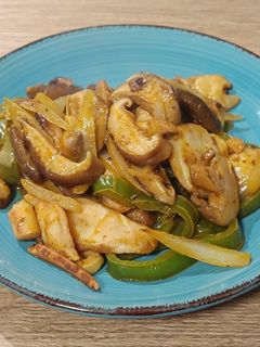 Una foto de Wok de pulpo con shiitake, cebolla y pimiento