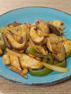Una foto de Wok de pulpo con shiitake, cebolla y pimiento
