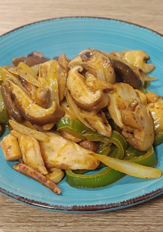 Una foto de Wok de pulpo con shiitake, cebolla y pimiento