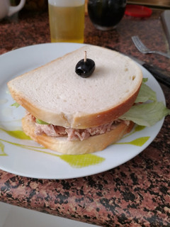 Una foto de Sándwich de atún