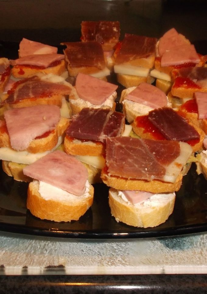 Una foto de Rebanadas con jamon, mortadela y queso