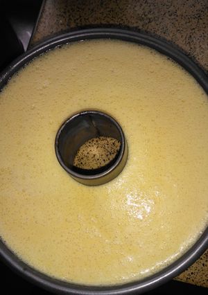 Una foto de Flan de vainilla con banana y melón