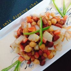 A picture of Rajma imli dipping chat.