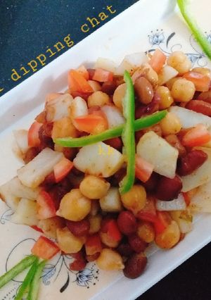 A picture of Rajma imli dipping chat.