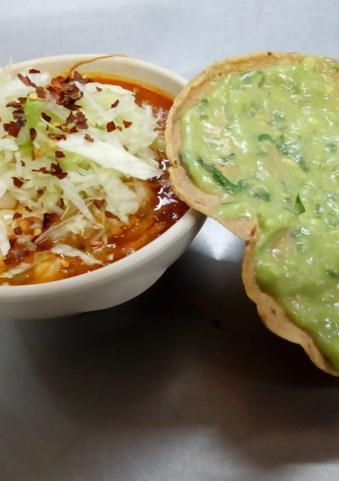Una foto de Pozole rojo