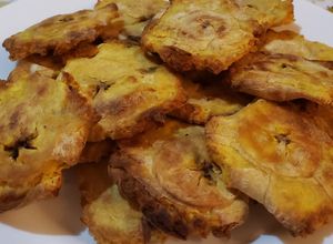 Una foto de Tostones cubanos o Patacón Pisao en la olla Ninja Foodi