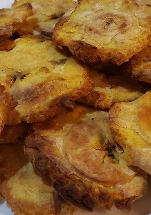 Una foto de Tostones cubanos o Patacón Pisao en la olla Ninja Foodi
