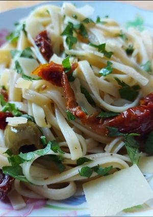 Zdjęcie przepisu Linguine z suszonymi pomidorami i zielonymi oliwkami.