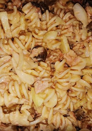 Una foto de Ensalada de tornillos con atún y manzanas