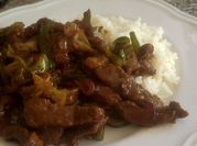 Una foto de comida china con bistec