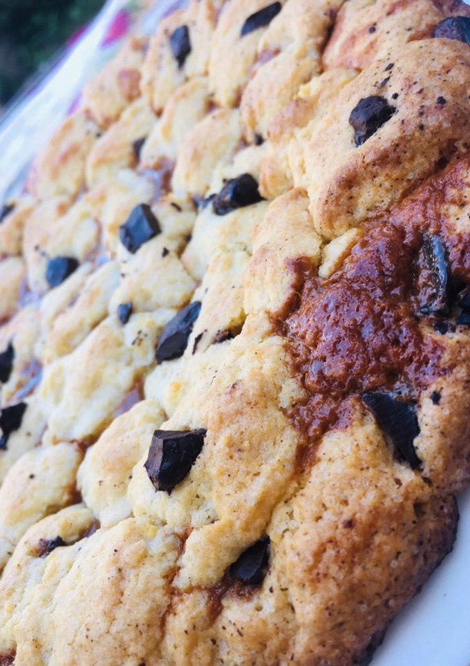 Una foto de Cookie xxl rellena de dulce de leche