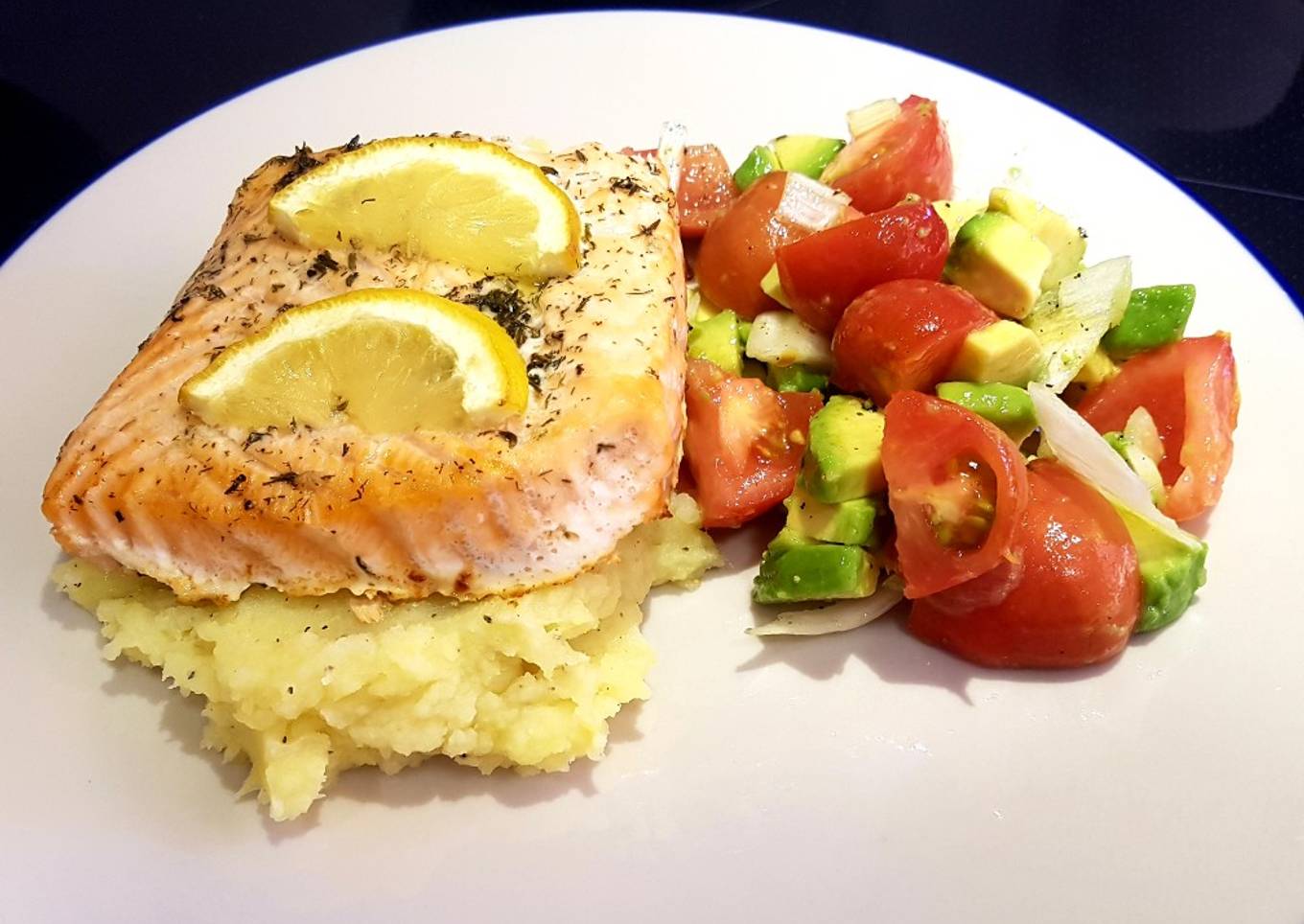 Salmón al horno sobre puré de boniato con ensalada