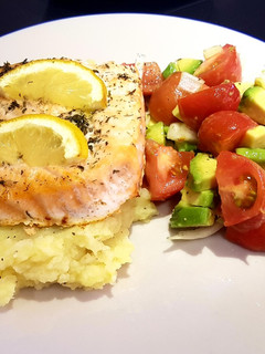 Una foto de Salmón al horno sobre puré de boniato con ensalada
