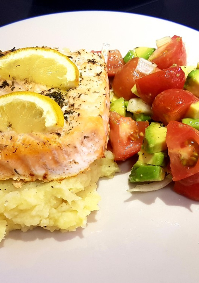 Una foto de Salmón al horno sobre puré de boniato con ensalada