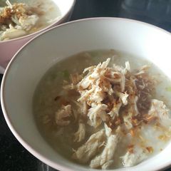 A picture of Kao Tom Kai Cheek ข้าวต้มไก่ฉีก - Rice Porridge with shredded chicken.