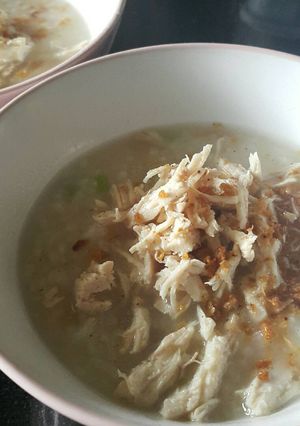 A picture of Kao Tom Kai Cheek ข้าวต้มไก่ฉีก - Rice Porridge with shredded chicken.