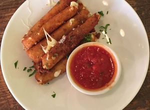 Una foto de mozzarella sticks (Palitos de mozzarella )