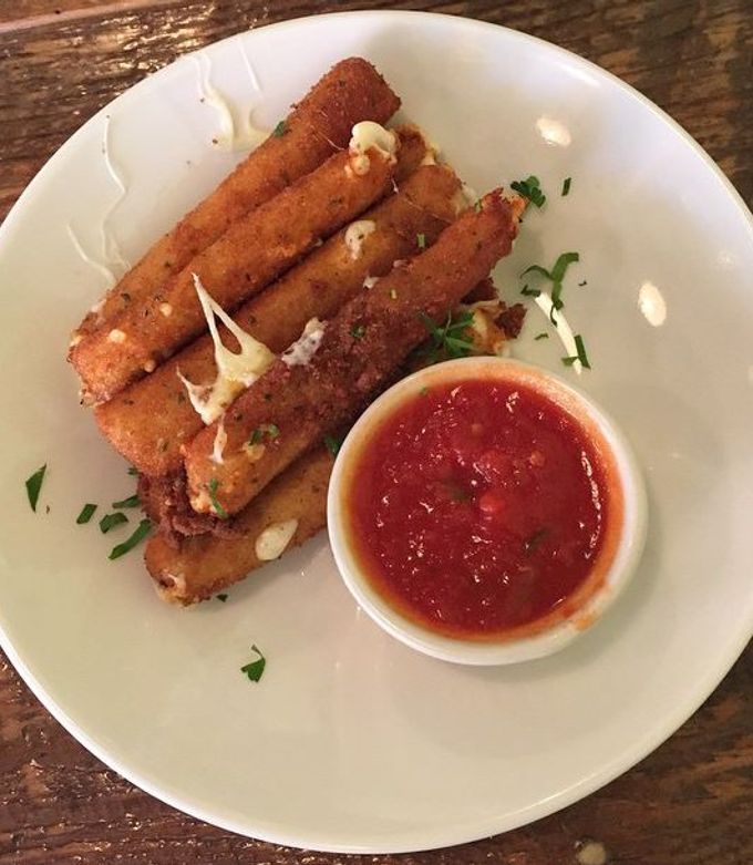 Una foto de mozzarella sticks (Palitos de mozzarella )