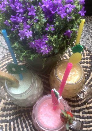Une photo de 🥤Milkshakes 🍓🍋saveurs 🥭🥝fruits 🍉🍒🥒🍯