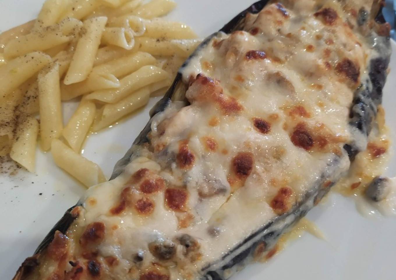 Berenjena rellena de pollo y champiñones