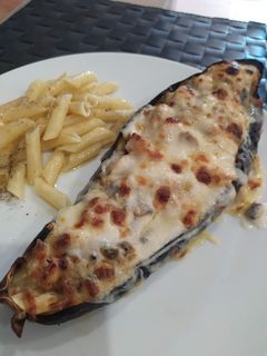 Una foto de Berenjena rellena de pollo y champiñones
