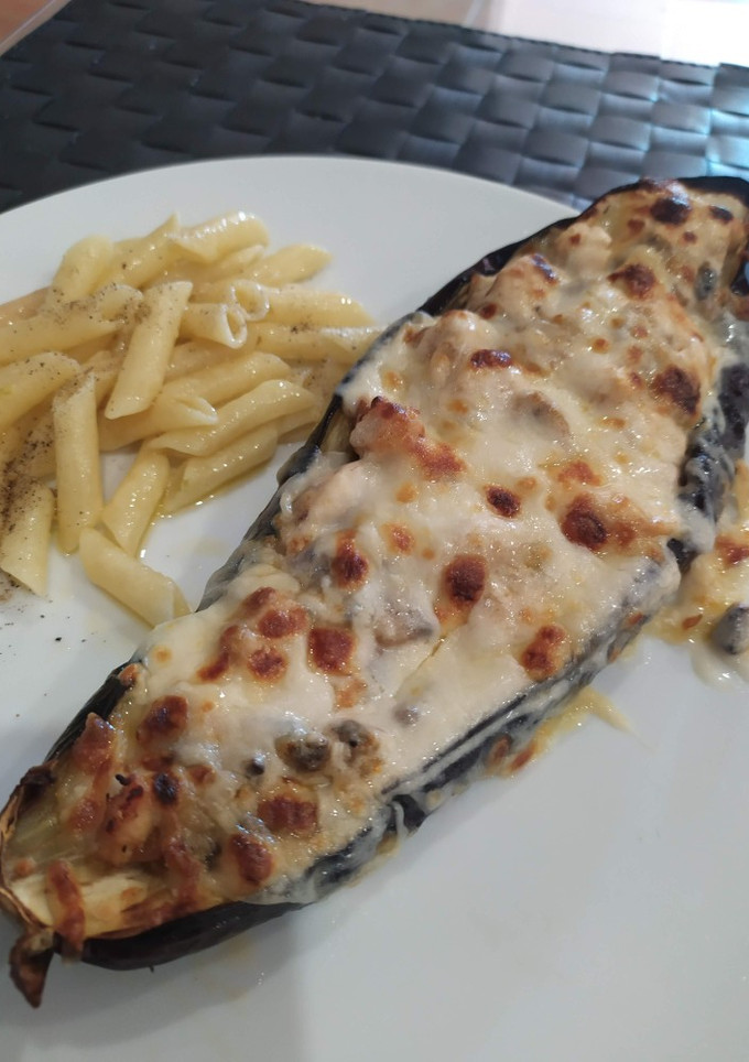 Una foto de Berenjena rellena de pollo y champiñones