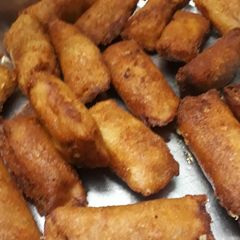 A picture of Schezwan paneer bread rolls.