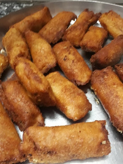 A picture of Schezwan paneer bread rolls.