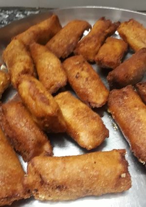 A picture of Schezwan paneer bread rolls.