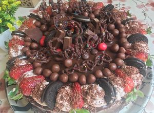 صورة لوصفة كيك غني بالشوكولاتة والفريز 🍓🍫