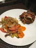 Carne de hamburguesa con ensalada