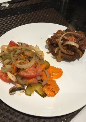 Una foto de Carne de hamburguesa con ensalada