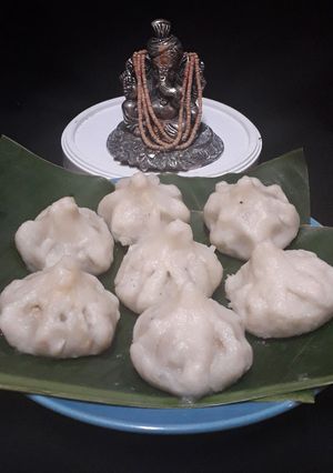 उकडीचे मोदक (ukdiche modak recipe in marathi) रेसिपी चे मुख्य फोटो 