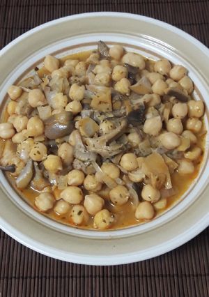 Una foto de Garbanzos con setas