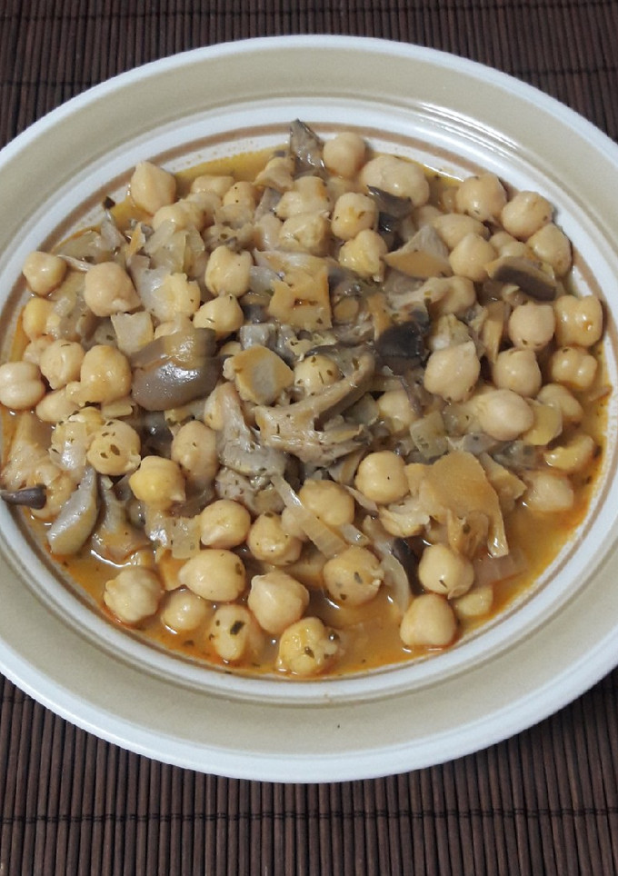 Una foto de Garbanzos con setas