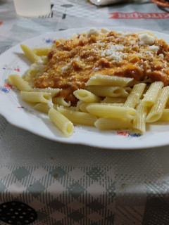 Una foto de Macarrones con nata y huevo guisado