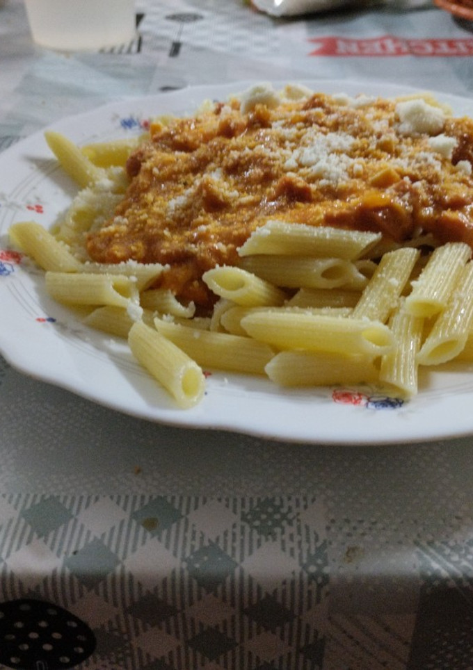 Una foto de Macarrones con nata y huevo guisado
